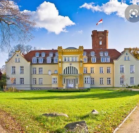 Schloss Lelkendorf Apartment Ulrichshusen Maisonette Fewo Mecklenburger Seenplatte Mit Dachterrasse Naehe Ostsee Exterior photo