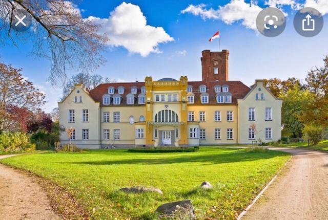 Schloss Lelkendorf Apartment Ulrichshusen Maisonette Fewo Mecklenburger Seenplatte Mit Dachterrasse Naehe Ostsee Exterior photo